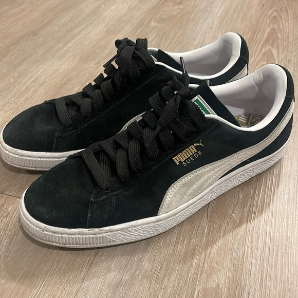 Puma Other - Men’s size 9 black puma suede classics